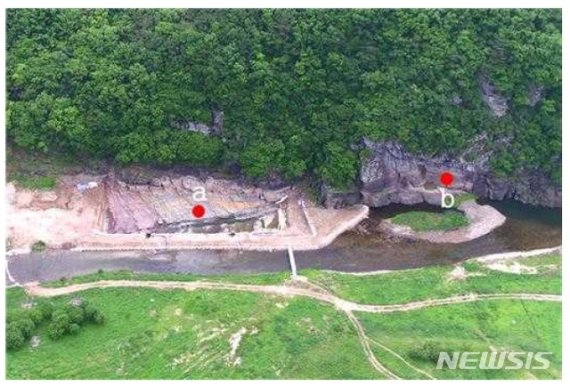 [서울=뉴시스]조사지역의 항공사진(a: 발자석 화석 산출 위치, b: 반구대 암각화)(사진=문화재청 제공)2020.09.04 photo@newsis.com