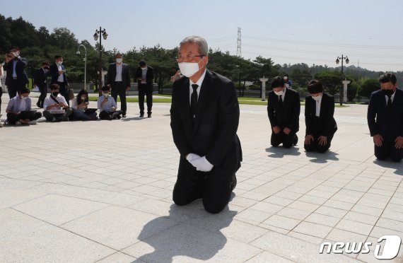 김종인 국민의힘 비상대책위원장이 지난 8월19일 오전 광주 북구 국립5·18민주묘지에서 무릎 꿇고 참배하고 있다. /뉴스1 © News1 한산 기자