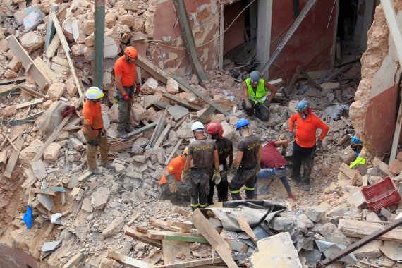 4일(현지시간) 레바논 베이루트 게마이제 거리에서 구조대가 생존자 수색 작업을 하고 있다.로이터뉴스1