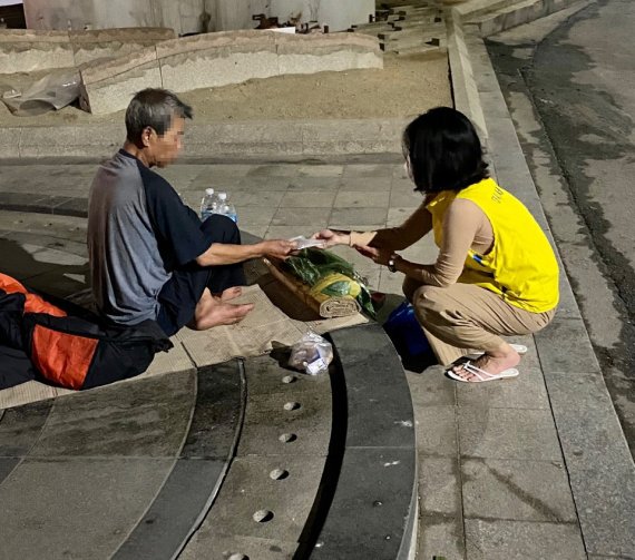 서울시, 저조 거리노숙인 재난지원금 수령 지원