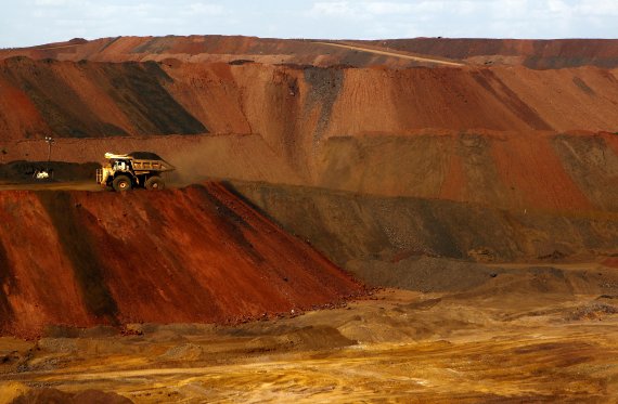 지난 2015년 호주 서부 포트헤드랜드의 광산에서 화물차들이 철광석을 운반하고 있다.로이터뉴스1