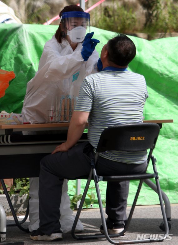 [강릉=뉴시스] 김경목 기자 = 23일 오후 강릉시 보건소 공무원이 강원 강릉시 내곡동 보건소 선별진료소에서 신종 코로나바이러스 감염증(코로나19) 유증상자의 몸에서 검체를 채취하고 있다. 2020.08.23. photo31＠newsis.com