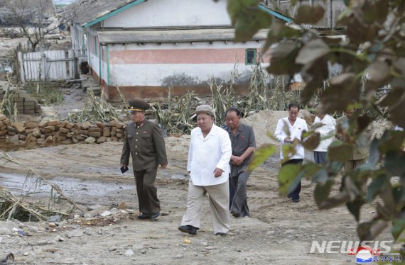 [평양=AP/뉴시스] 북한 조선중앙통신은 6일 김정은 북한 국무위원장이 제9호 태풍 '마이삭'이 지나간 함경남도 피해지역을 방문했다고 보도했다. 2020.09.06. /사진=뉴시스