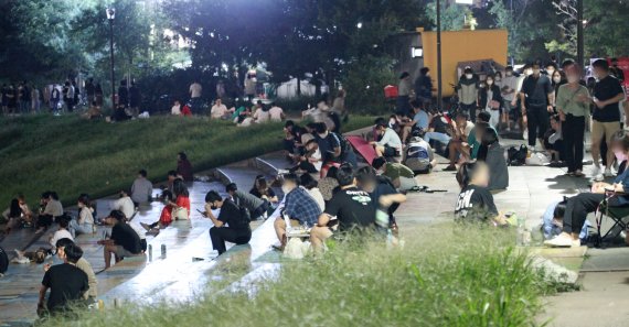 여의도 한강공원에 시민들이 붙어 앉아있다. /fnDB 사진=김범석 기자