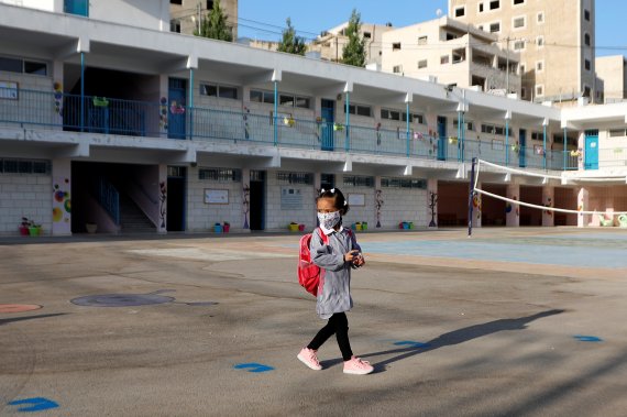 요르단강 서안지구 라말라에서 6일(현지시간) 팔레스타인 초등학생이 코로나19 폐쇄 이후 재개방된 유엔 운영 초등학교에 등교하고 있다.로이터뉴스1