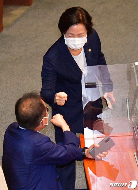 추미애 법무부 장관과 무소속 홍준표 의원이 지난 1일 오후 서울 여의도 국회에서 열린 제382회 국회(정기회) 개회식 및 1차 본회의에서 인사를 하고 있다. © News1