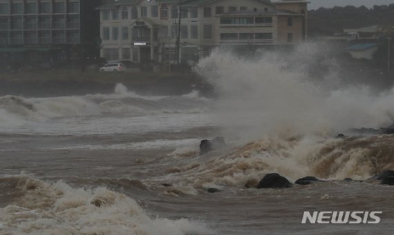 제10호 태풍 '하이선'(HAISHEN)이 제주도 동쪽 먼해상을 빠져나간 7일 오전 제주시 도두동 앞바다에 거친 파도가 밀려오고 있다. /사진=뉴시스