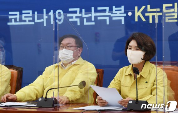 한정애 더불어민주당 정책위의장(오른쪽). 2020.9.3/뉴스1 © News1 박세연 기자
