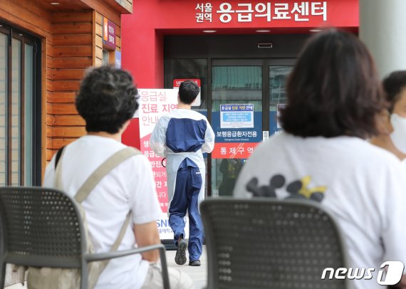6일 서울 종로구 서울대병원에서 의료진이 이동하고 있다. 2020.9.6/뉴스1 © News1 이성철 기자