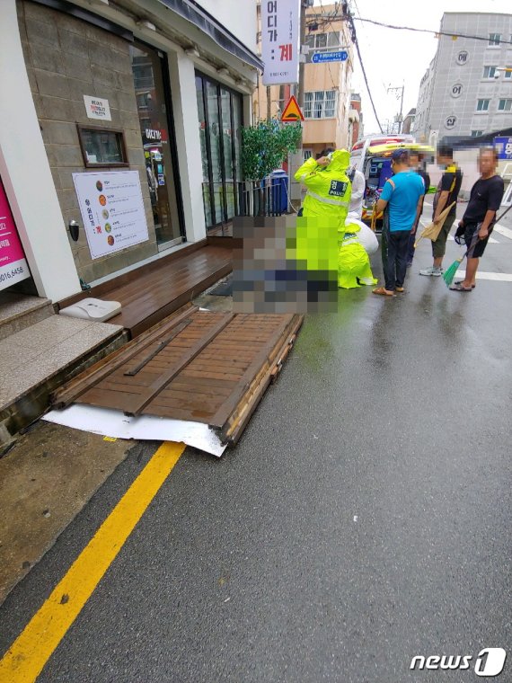 강풍에 쓰러진 간판에 60대 남성이 다쳤다.(부산경찰청 제공)© 뉴스1