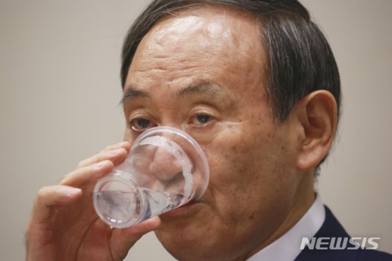 [도쿄=AP/뉴시스]스가 요시히데 일본 관방장관이 지난 2일 도쿄에서 기자회견 도중 물을 마시고 있다. 스가 장관은 아베 신조 총리 후임을 선출하는 자민당 총재 선거 출마를 정식으로 표명했다. 그는 기자회견에서 /사진=뉴시스