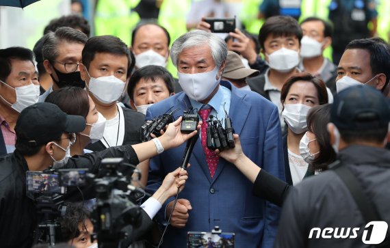 보석 취소로 서울구치소에 재수감되는 전광훈 목사가 7일 오후 서울 성북구 사랑제일교회 인근 자택에서 호송차로 이동하던 중 발언을 하고 있다. 이날 서울중앙지방법원 형사합의34부는 전광훈 목사의 보석을 취소해달라는 검찰의 청구를 받아들였다. 이에 검찰은 즉시 관할 경찰서에 수감지휘서를 보냈다 /사진=뉴스1