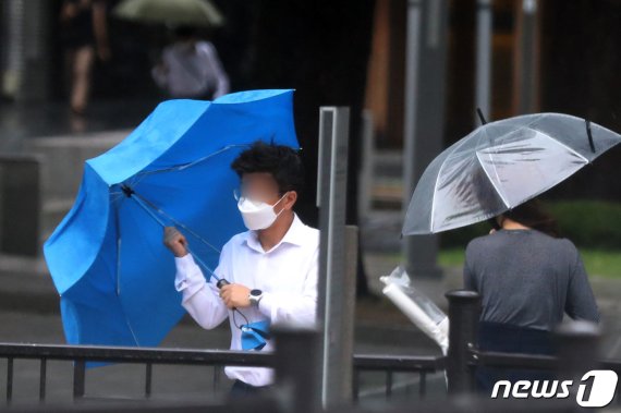 태풍 '하이선' 영향 벗어났지만..강원·경북 '강풍' 계속