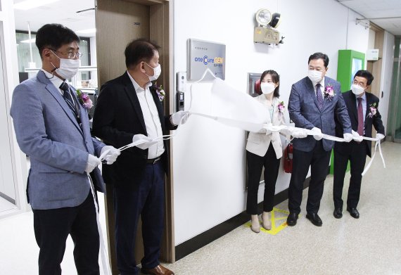 한국생명공학연구원 김장성(오른쪽 두번째) 원장이 지난 2일 생명공학연구원 바이오벤처센터에서 아이큐어비엔피(주)과 공동으로 설립한 원큐어젠(주)의 현판식을 가졌다. 왼쪽부터 원큐어젠(주) 대표이사 장관영, 아이큐어(주) 대표이사 최형권, 유전체맞춤의료전문연구단 김보경 박사, 생명공학연구원장 김장성, 생명공학연구원 바이오경제혁신사업부장 이홍원. 생명공학연구원 제공