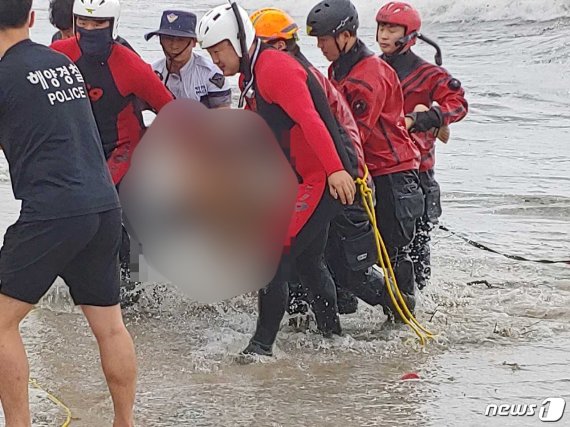 해운대 앞바다에서 익사체가 발견돼 당국이 수습하고 있다.(부산경찰청 제공)© 뉴스1