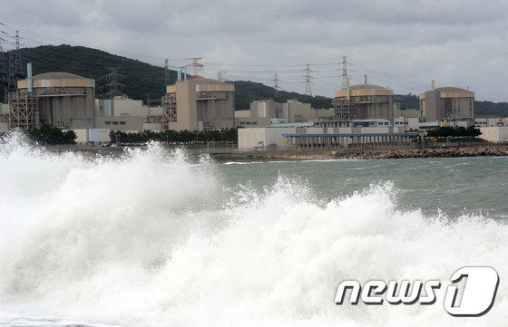 경주 양남면 월성 원전 앞에 큰 파도가 치고 있다. 사진=뉴스1