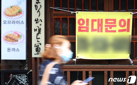 서울 서대문구 신촌 연세로의 한 매장에 '임대문의' 안내문이 걸려있다. © News1 황기선 기자