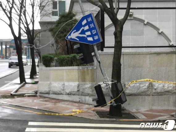 부산 해운대구 중동 한 도로에 표지판과 신호등이 부서져 있다.2020.09.07/뉴스1 © 이유진 기자