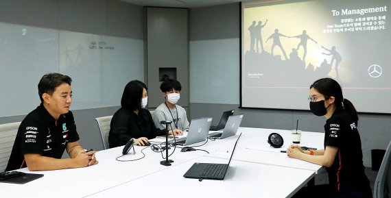 지난 7일 메르세데스-벤츠 코리아 김지섭 대표이사 사장 직무대행(왼쪽 첫번째)이 ‘아우스빌둥’ 4기 온라인 출범식 행사에 참석해 환영사를 하고 있다.