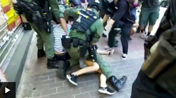 12세 소녀를 바닥에 눌러 진압하는 홍콩 경찰-BBC영상 갈무리
