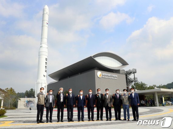 경남 밀양시와 ㈜한국카본 관계자들이 8일 밀양아리랑 우주천문대에서 한국형 발사체 ‘누리호’ 모형 기증식을 갖고 있다. © 뉴스1