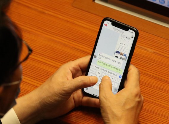 지난 8일 서울 여의도 국회에서 열린 본회의에서 주호영 국민의힘 원내대표가 교섭단체 대표연설하자 윤영찬 더불어민주당 의원이 주호영 원내대표 연설과 관련해 핸드폰을 하고 있다. 사진=박범준 기자