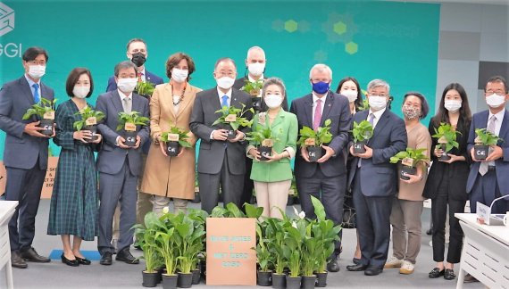 글로벌녹색성장연구소(GGGI)와 기후변화센터가 공동 주최한 라운드 테이블 행사 뒤 반기문 전 UN 사무총장(앞줄 왼쪽에서 다섯번째)과 참석자들이 기념 촬영을 하고 있다.