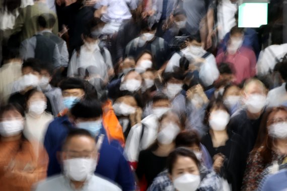 7일 오전 서울 지하철 사당역에서 마스크를 착용한 시민들이 출근길 발걸음을 옮기고 있다. 정부는 지난 4일 코로나19 방역 강화를 위한 사회적 거리두기 2.5단계 조치를 오는 13일까지 1주일 연장했다. 뉴스1
