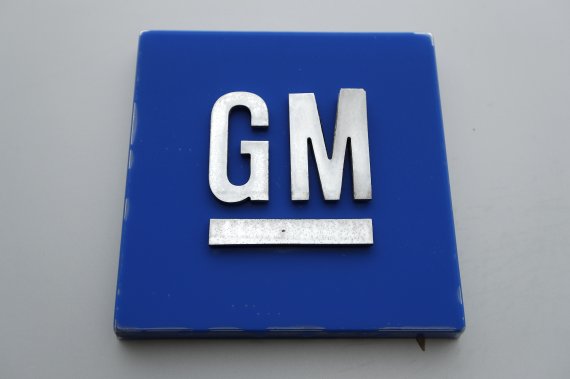 미국 자동차 업체 제너럴모터스(GM)가 8일(현지시간) 수소트럭 스타트업 니콜라와 제휴를 선언했다. 사진은 1월 27일 미시건주 햄트램크의 GM 부품공장에 걸린 GM로고. AP뉴시스