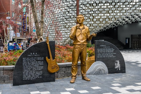 창천문화공원, 신촌 블루스 시대를 선도하며 대중문화의 획을 그었던 가수 고 김현식을 기리는 동상 /사진=서울관광재단
