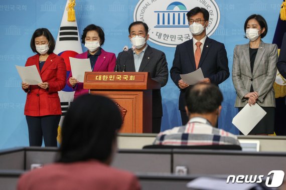 (서울=뉴스1) 성동훈 기자 = 박성중 의원 등 과학기술정보방송통신위원회 국민의힘 소속 의원들이 9일 오전 서울 여의도 국회 소통관에서 '포털 통제,거짓 해명 윤영찬 의원 과방위 사보임 및 의원직 사퇴 촉구 기자회견'을 하고 있다. 2020.9.9/뉴스 /사진=뉴스1화상