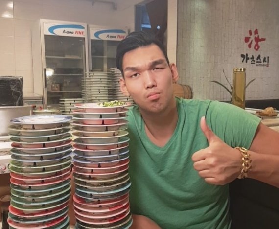 "트와이스 모모&middot;나연" 하승진, 김희철과 술자리 사담 꺼냈다 뭇매…뭐길래