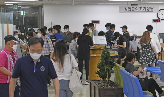 9일 서울 중구 서울지방고용노동청에서 구직자들이 실업급여 설명회를 듣기 위해 기다리고 있다. 통계청이 9일 발표한 '8월 고용동향'에 따르면 지난달 취업자 수는 2천708만5천명으로, 1년 전보다 27만4천명 감소했다. IMF이후 22년 만에 최대 감소폭을 기록했다. 사진=박범준 기자