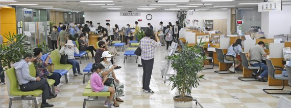 9일 서울 중구 서울지방고용노동청에서 구직자들이 실업급여 설명회를 듣기 위해 기다리고 있다. 통계청이 9일 발표한 '8월 고용동향'에 따르면 지난달 취업자 수는 2천708만5천명으로, 1년 전보다 27만4천명 감소했다. IMF이후 22년 만에 최대 감소폭을 기록했다. 사진=박범준 기자