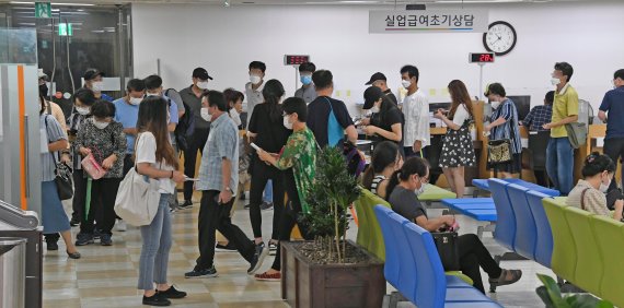 취업자 수 IMF이후 22년 만에 최대 감소