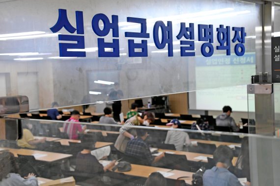 취업자 수 IMF이후 22년 만에 최대 감소