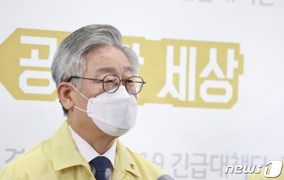 (경기=뉴스1) 경기사진공동취재단 = 이재명 경기도지사가 9일 경기도청에서 코로나19 극복을 위한 경제정책 발표 기자회견을 하고 있다. 이날 이 지사는 “코로나19로 인한 소상공인 등 극단적 위기상황에 빠진 골목경제를 살기기 위해 추석 경기 살리기 한정판 지역화폐를 지급한다”고 밝혔다. 2020.9.9/뉴스1 /사진=뉴스1화상