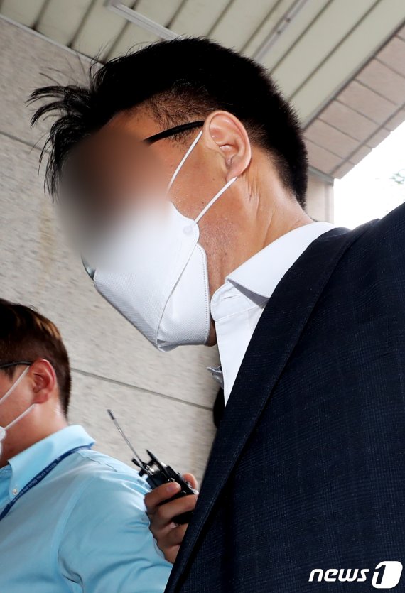 지난 4.15 총선 당시 선거에 불법 개입한 혐의(공직선거법 위반)로 사전구속영장이 청구된 '함바(건설현장 간이식당) 브로커' 윤상현 의원 A보좌관이 구속 전 피의자 심문(영장실질심사)을 받기 위해 법원에 출석하고 있다. 2020.9.9/뉴스1 © News1 정진욱 기자