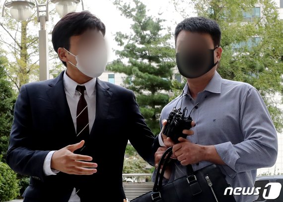 지난 4.15 총선 당시 선거에 불법 개입한 혐의(공직선거법 위반)로 사전구속영장이 청구된 '함바(건설현장 간이식당) 브로커' 유상봉(74)씨 아들 A씨가 구속 전 피의자 심문(영장실질심사)을 받기 위해 법원에 출석하고 있다. 2020.9.9/뉴스1 © News1 정진욱 기자