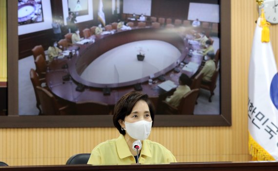 유은혜 사회부총리 겸 교육부 장관이 9일 오후 정부세종청사에서 열린 사회관계장관회의 겸 사람투자인재양성협의회에서 모두발언을 하고 있다. 뉴시스