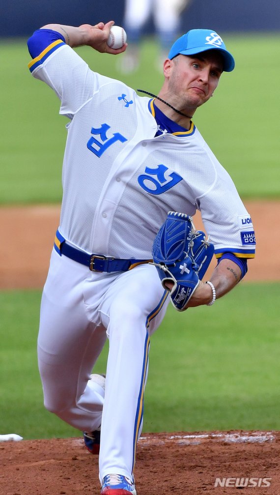 [광주=뉴시스] 신대희 기자 = 26일 오후 광주 북구 광주-기아챔피언스필드에서 열린 2020프로야구 KIA 타이거즈 대 삼성 라이온즈의 경기, 1회말 무사에서 삼성 뷰캐넌이 역투하고 있다. 2020.07.26. sdhdream@newsis.com