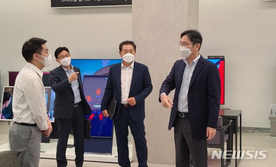 [서울=뉴시스] 이재용 삼성전자 부회장이 9일 오후 서울 강남구에 위치한 삼성디지털프라자 삼성대치점을 찾아 프리미엄 가전제품 판매 현장을 점검하고 있다. (사진=삼성전자 제공) 2020.09.09. photo@newsis.com