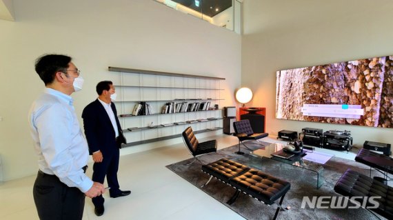 [서울=뉴시스] 이재용 삼성전자 부회장이 9일 오후 서울 강남구에 위치한 삼성디지털프라자 삼성대치점을 찾아 프리미엄 가전제품 판매 현장을 점검하고 있다. (사진=삼성전자 제공) 2020.09.09. photo@newsis.com