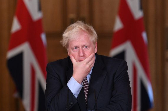보리스 존슨 영국 총리가 9일(현지시간) 수도 런던 총리관저에서 기자회견을 하고 있다.로이터뉴스1