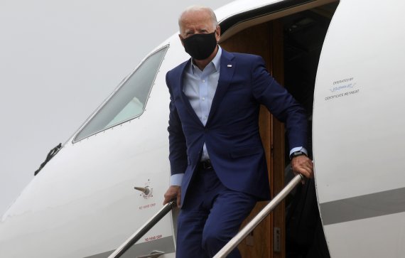 미국 민주당 대통령 후보인 조 바이든 전부통령이 9일(현지시간) 선거유세를 위해 미시건주 디트로이트 공항에 내리고 있다. 로이터뉴스1