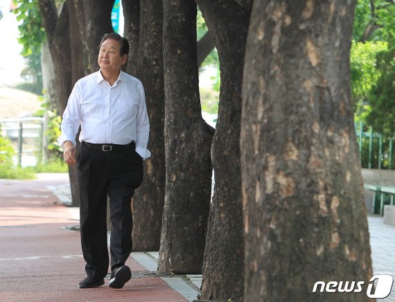 자신의 경험을 살려 차기 대권주자를 만들기 위해 정치판에 돌아온 김무성 전 의원