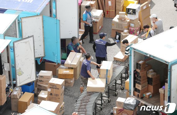 8월17일 오전 서울 시내의 한 택배 물류센터에서 관계자들이 택배 물품을 정리하고 있다. 2020.8.17/뉴스1 © News1 김진환 기자
