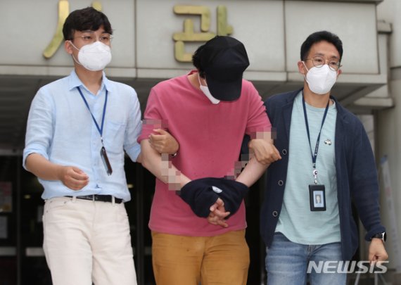 '서울역 묻지마 폭행' 30대 징역 1년 6월.. 법정구속 - 파이낸셜뉴스 '서울역 묻지마 폭행' 30대 징역 1년 6월.. 법정구속 - 파이낸셜뉴스