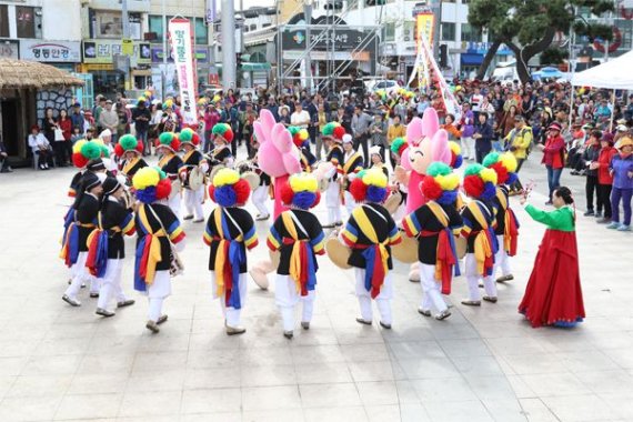 탐라문화제 제주문화가장축제. 올해는 코로나19 사태로 비대명 행사가 대폭 확대되고, 민속예술축제는 취소됐다.