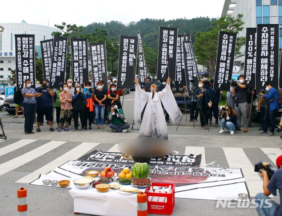 [구례=뉴시스]김석훈 기자 = 10일 전남 구례군청 앞에서 지난달 섬진강 수해 참사로 죽은 '소'영혼을 위로하는 노제가 열리고 있다. (사진=섬진강수해극복구례군민대책본부 제공) 2020.09.10. photo@newsis.com
